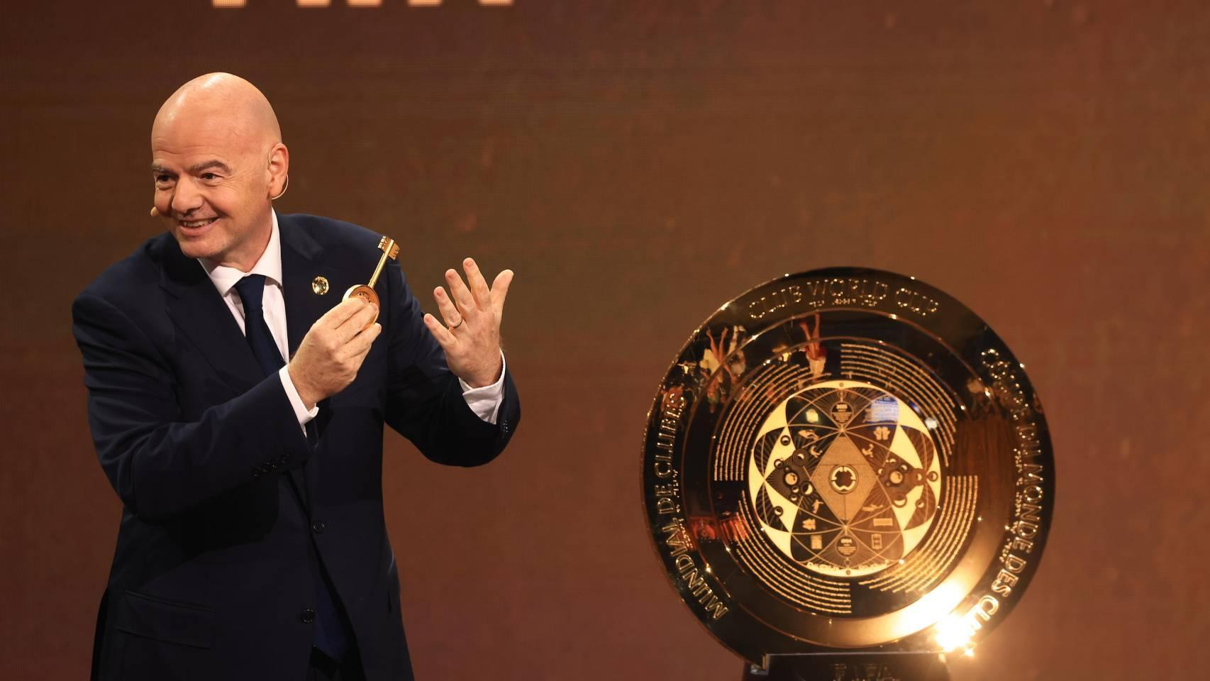 Infatino, presidente de la FIFA, junto al trofeo del Mundial de Clubes 2025