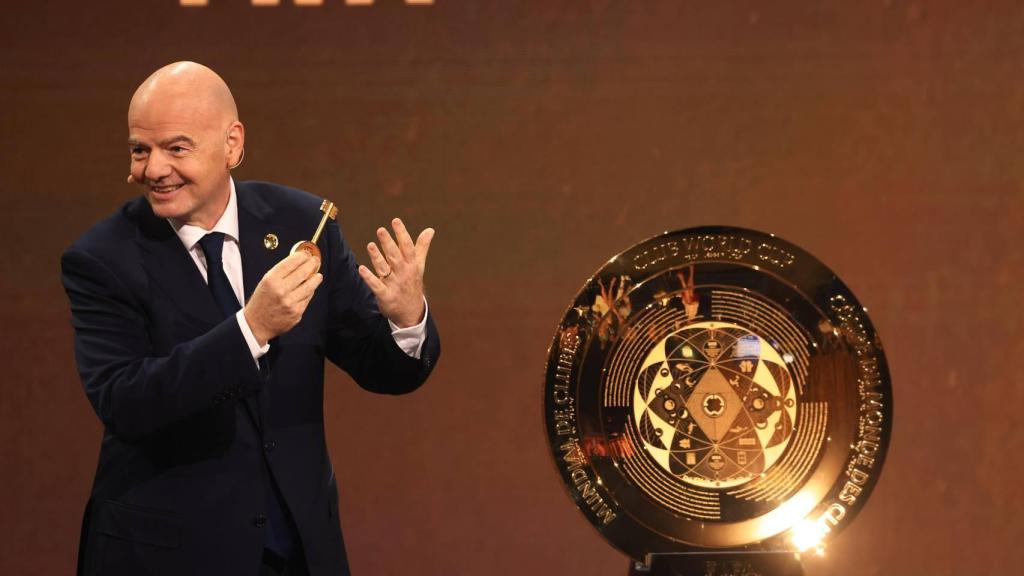 Infatino, presidente de la FIFA, junto al trofeo del Mundial de Clubes 2025