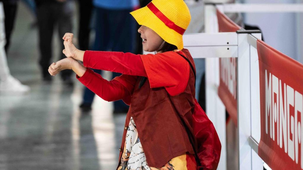 Un joven disfrazado de Luffy (One Piece) posa para una foto en el Salón del Manga 2024 de Barcelona