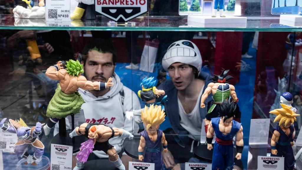 Dos jóvenes mirando figuras de Dragon Ball en el Salón del Manga 2024 de Barcelona