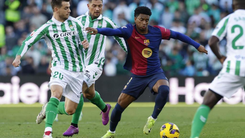 Balde, envoltat per diversos jugadors del Betis