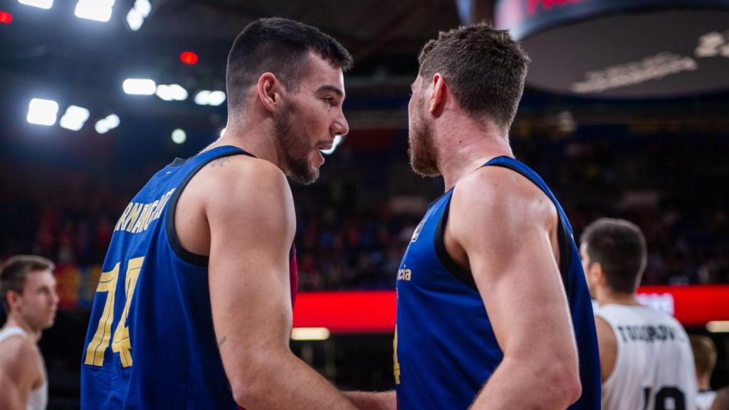 Willy Hernangómez comenta una jugada con Joel Parra durante el Barça de basket-UCAM Murcia