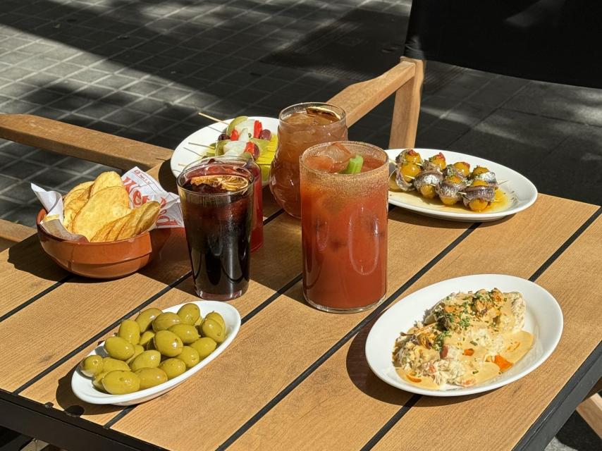 Tapes i platillos de la vermuteria V de Vermut, a Sant Antoni