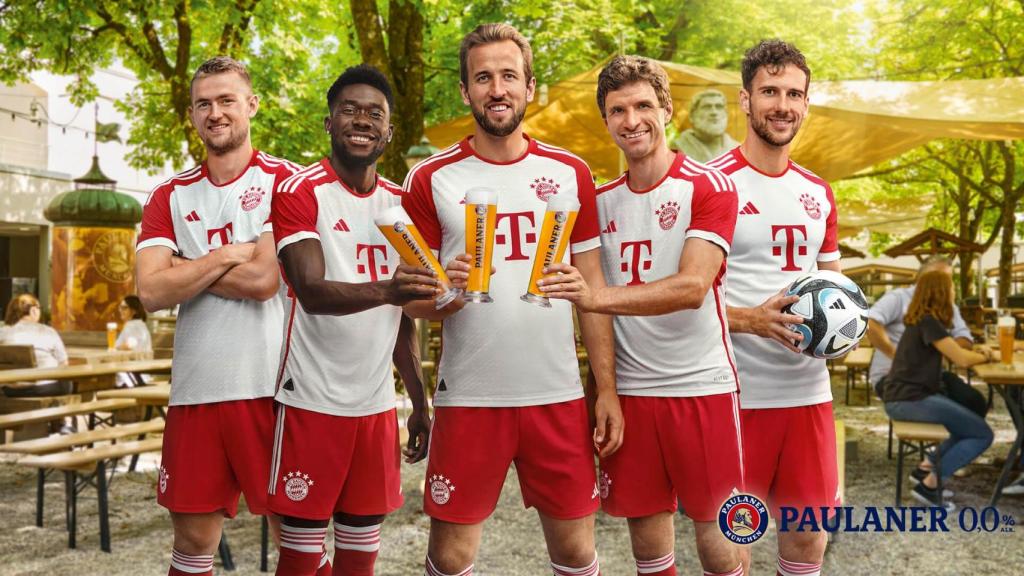 Los futbolistas del Bayern de Múnich brindan con una cerveza Paulaner sin alcohol