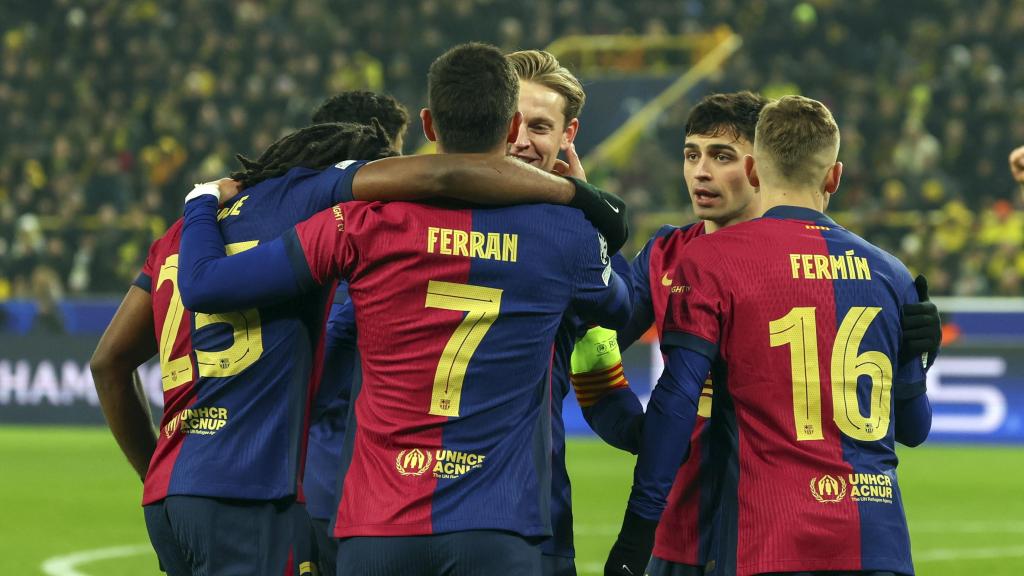 Ferran Torres abraza a Frenkie de Jong tras marcar contra el Borussia Dortmund en Champions League