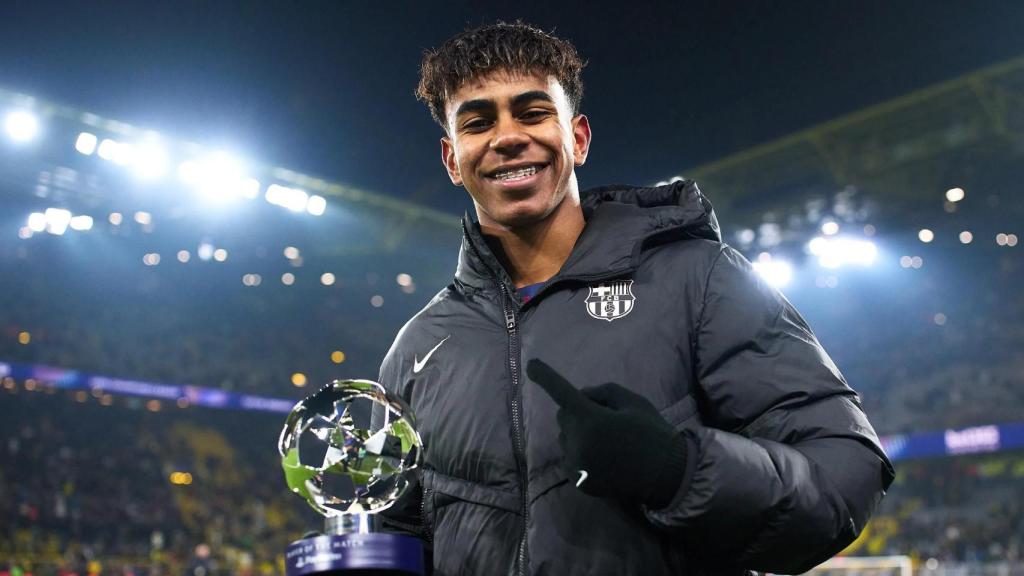Lamine Yamal sostiene el trofeo del MVP por la victoria del Barça en Dortmund