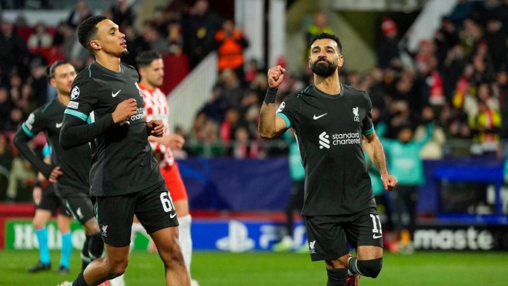 Trent Alexander-Arnold y Mohamed Salah, dos jugadores del Liverpool que terminan contrato en 2025