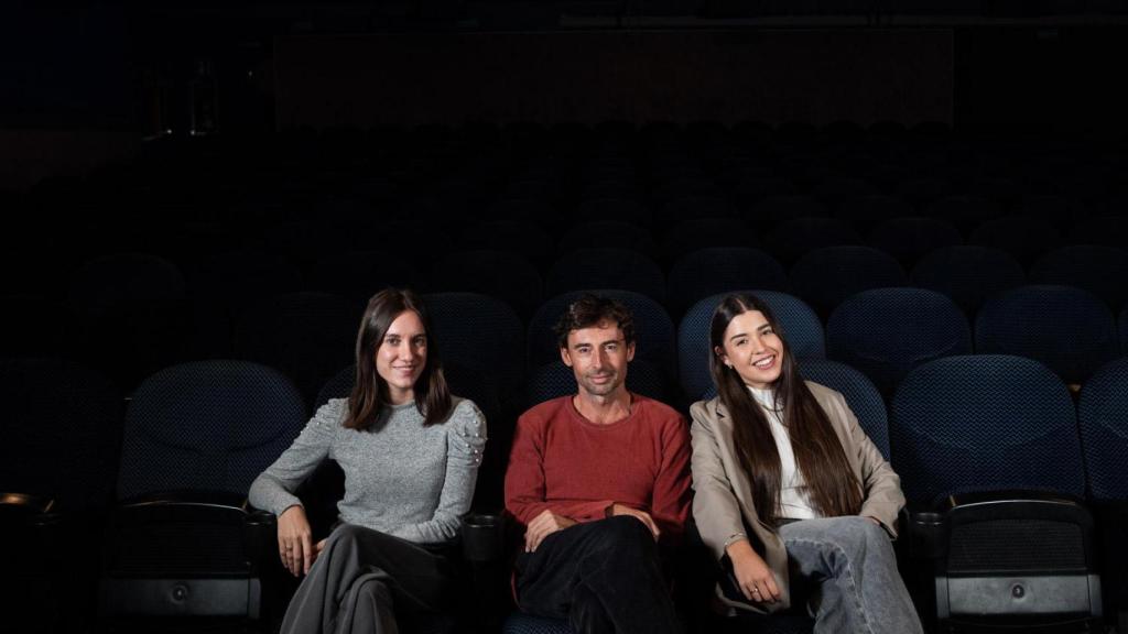 Clara Fernández (i), Bruno Oro i Elena Garrido (d) en el pòdcast ‘Rompent el gel’ de Metròpoli