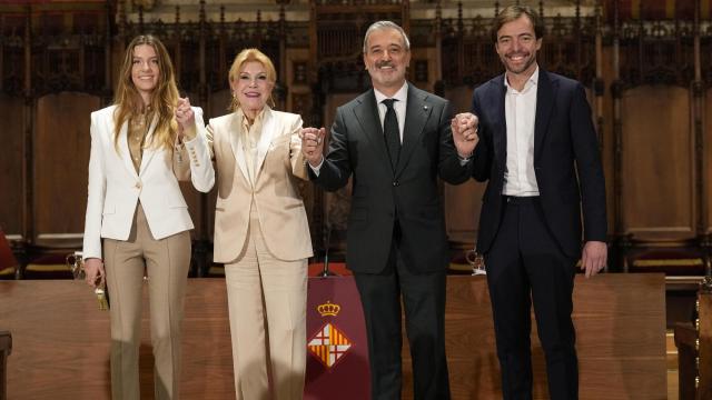 La baronesa Carmen Thyssen (2i), acompañada de su hija Sabina (i), del alcalde de Barcelona, Jaume Collboni y del presidente del grupo inversor Stoneweg, Jaume Sabater (d), durante la rueda de prensa ofrecida este mediodía en el Ayuntamiento de Barcelona
