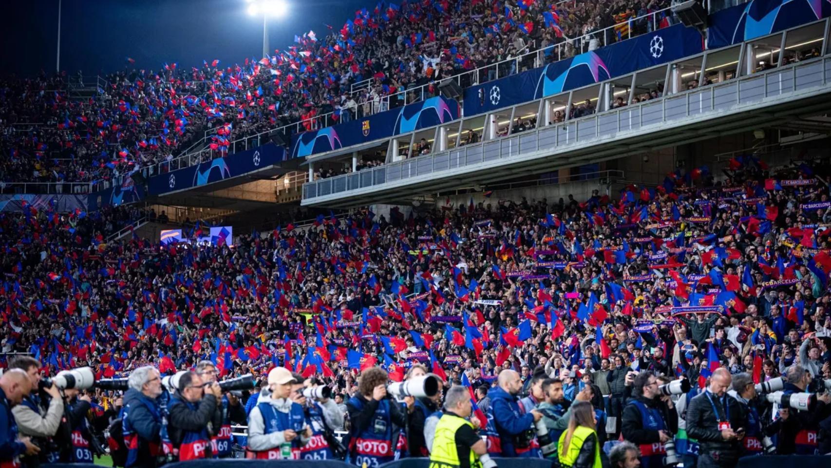 La afición del Barça, presente en Montjuïc, durante un partido de Champions League