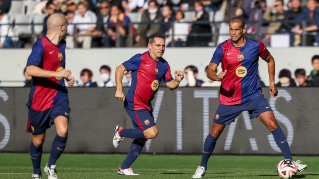 Rivaldo, Barjuan e Iniesta combinan en una jugada de los Barça Legends