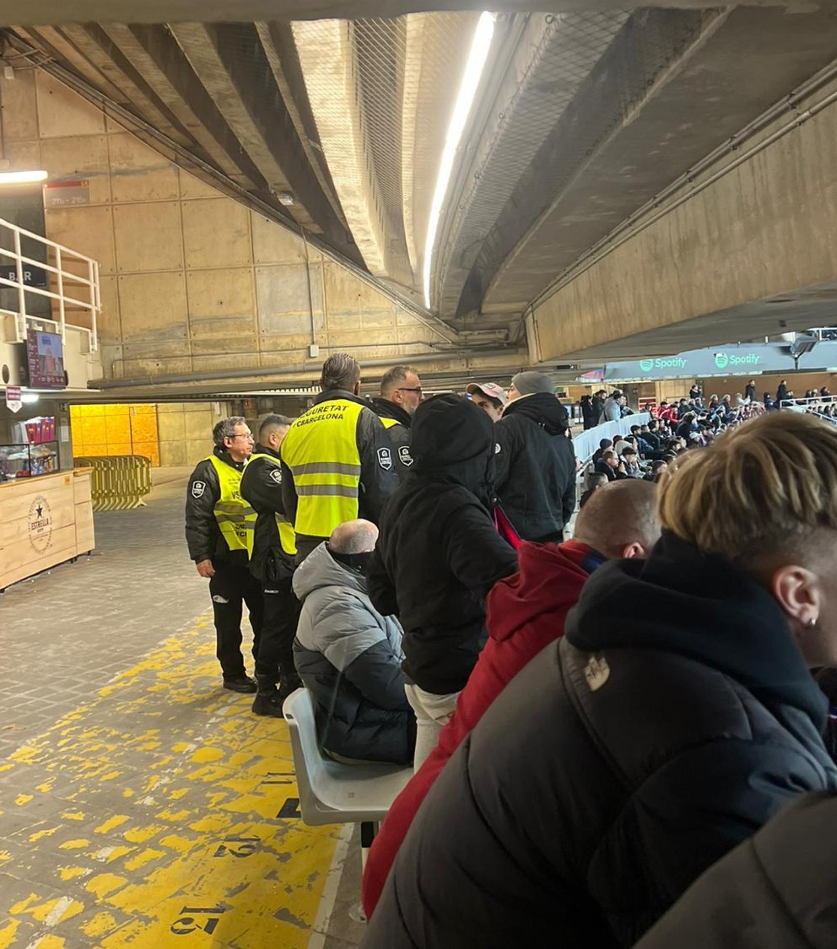 La seguridad del Barça expulsa a un aficionado de Montjuïc que cantó el Barça sí, Laporta no