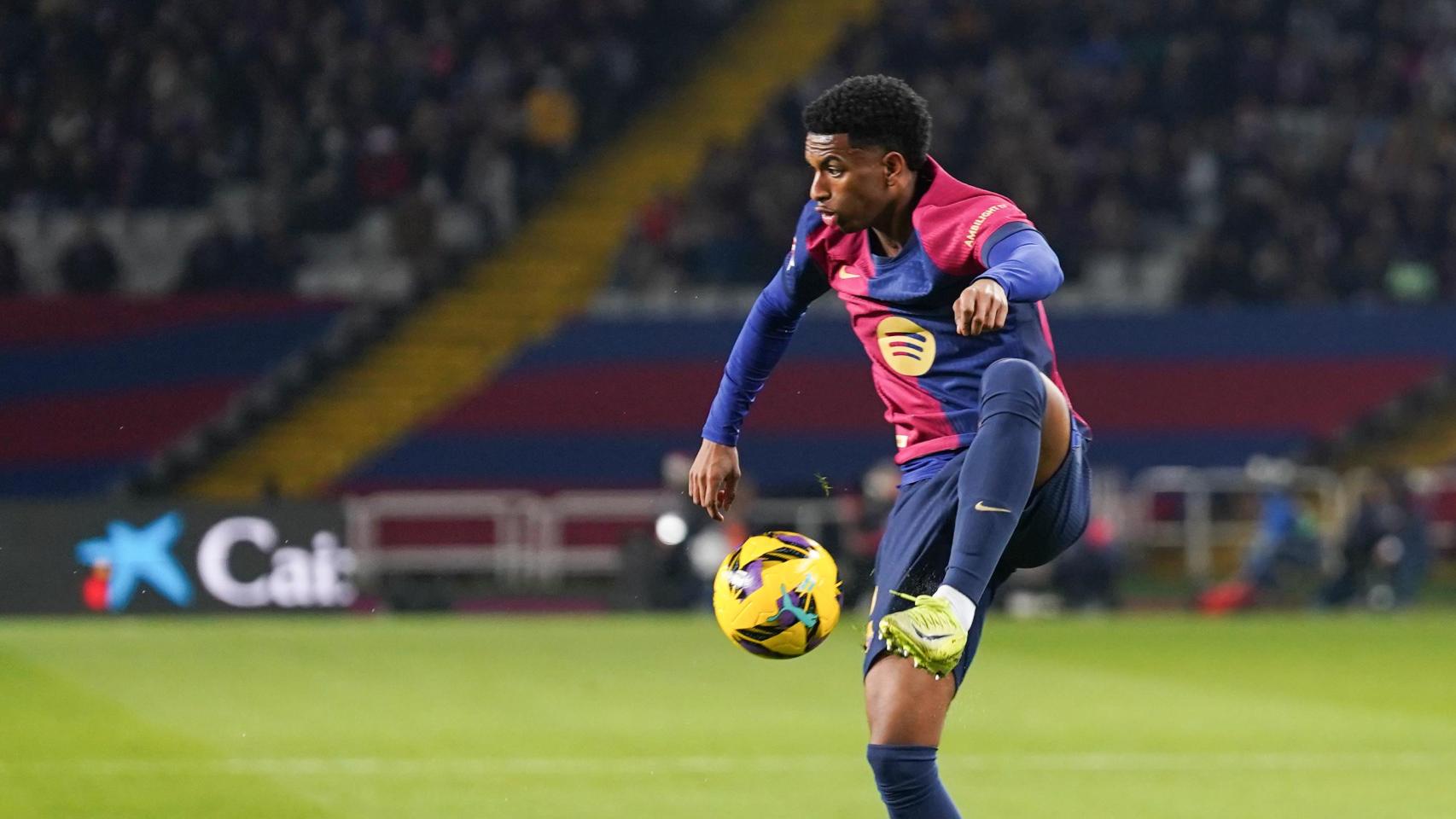 Alejandro Balde controla un balón en el Barça-Leganés