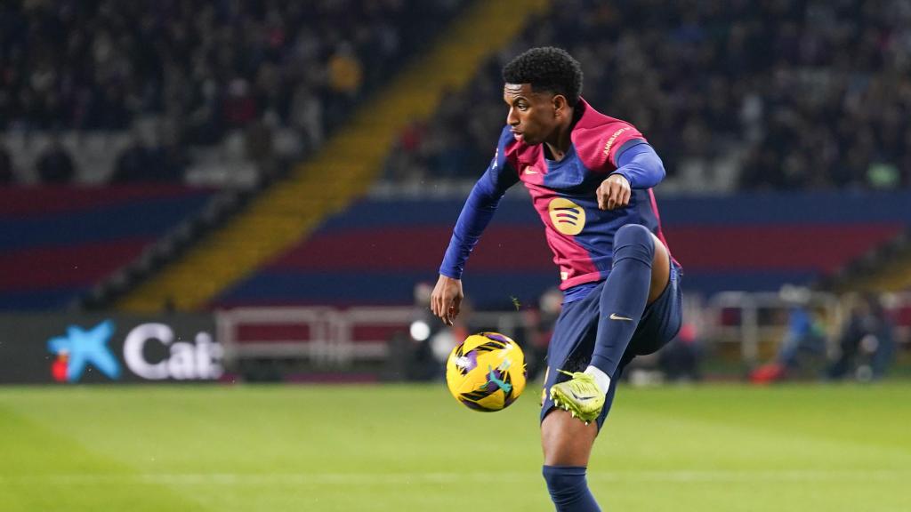 Alejandro Balde controla un balón en el Barça-Leganés