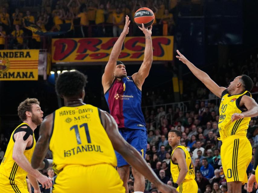 Una de las canasta de Justin Anderson durante el Barça de basket-Fenerbahce