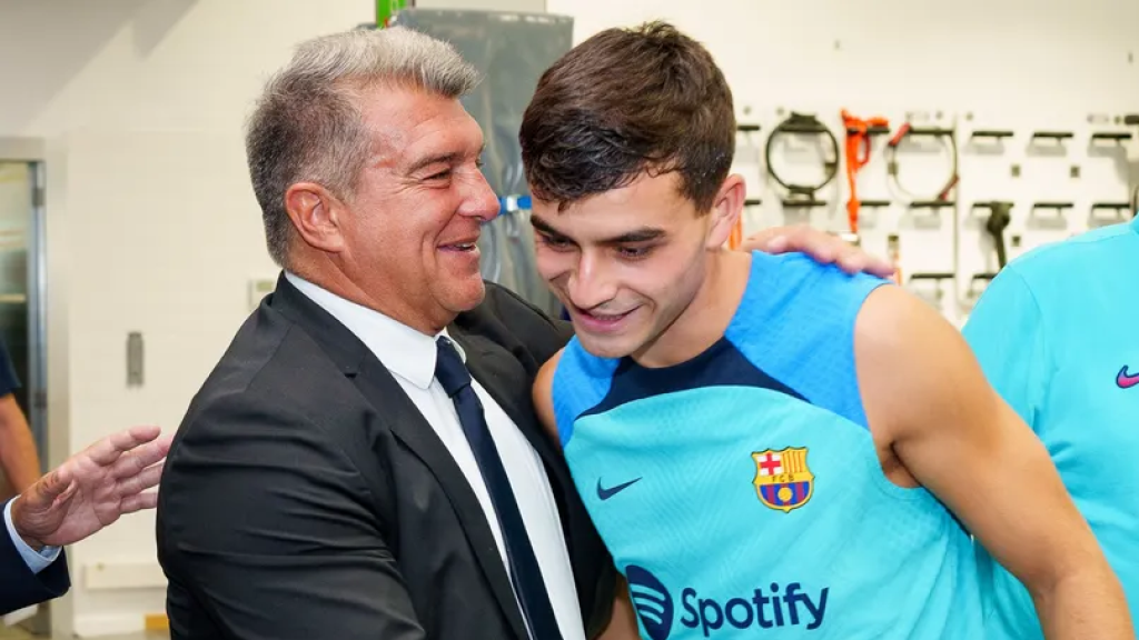 Laporta abraza a Pedri en el vestuario del Barça