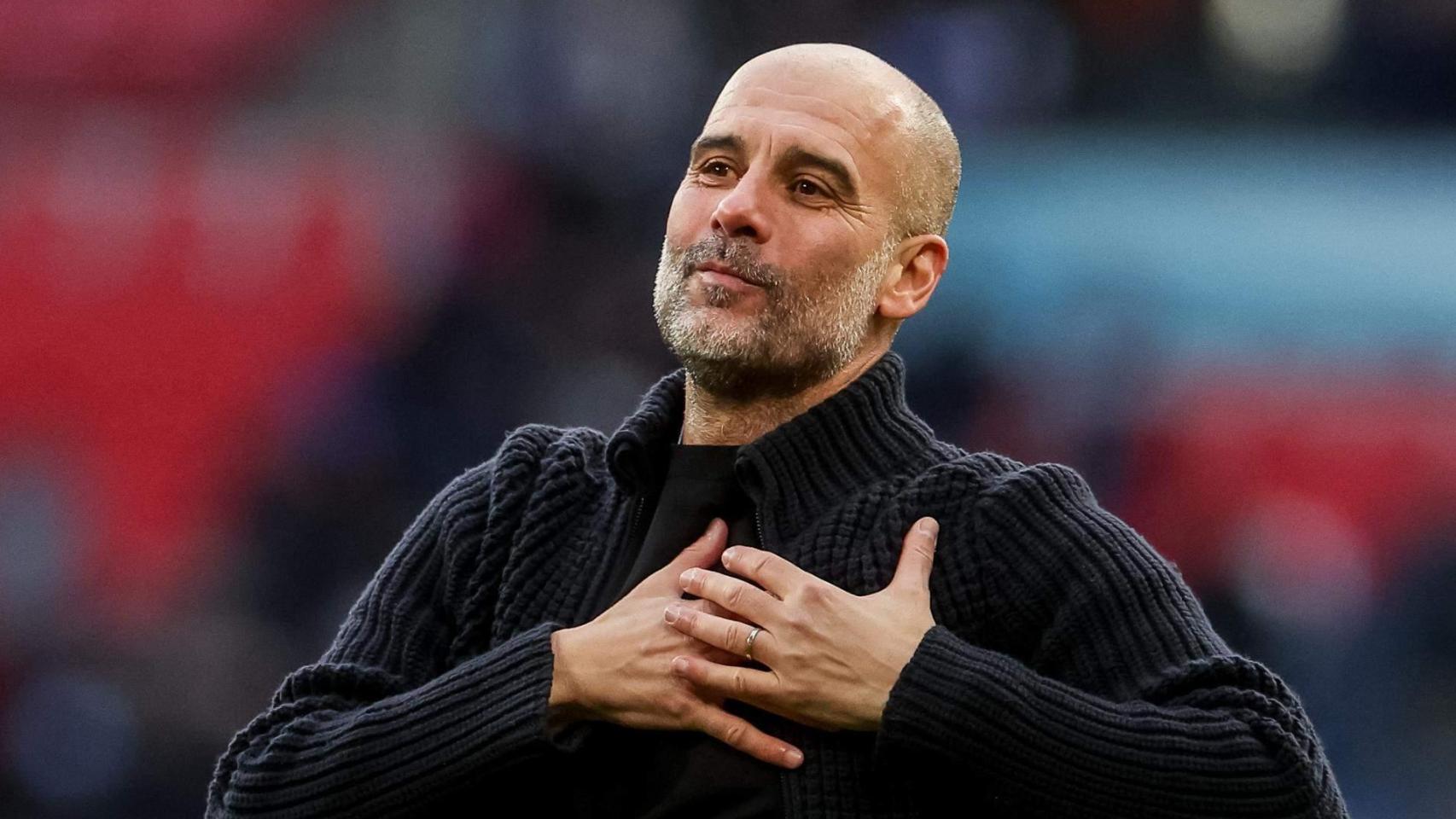 Pep Guardiola con las dos manos en el corazón