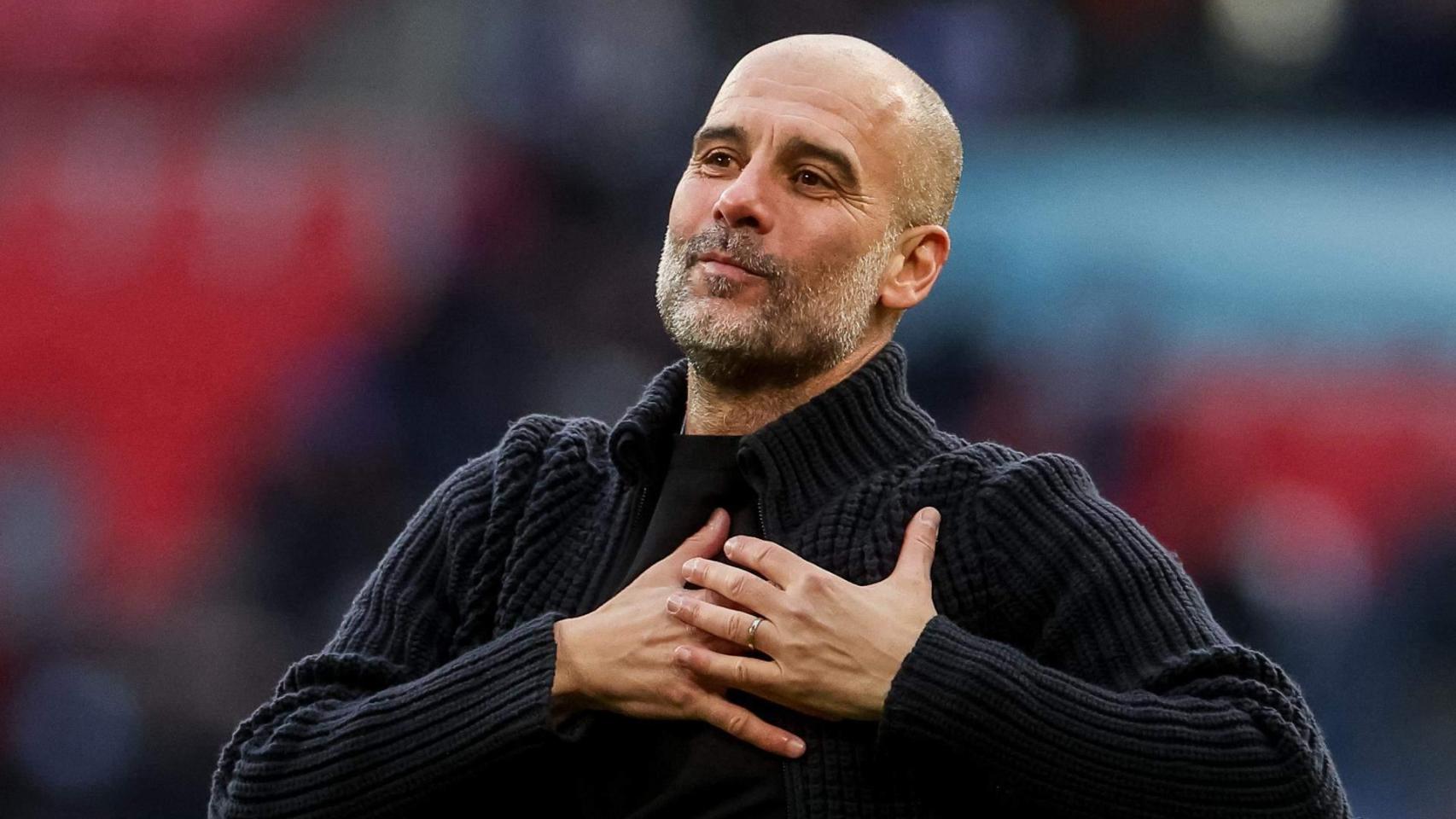Pep Guardiola con las dos manos en el corazón
