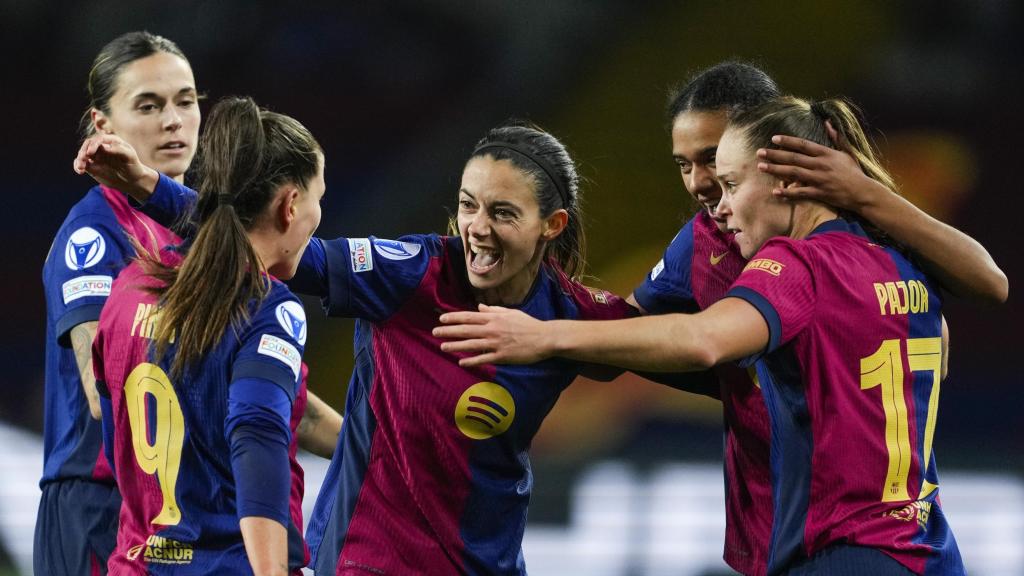 Aitana Bonmatí celebra su gol contra el Manchester City con sus compañeras del Barça Femenino