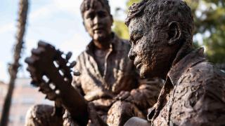 Estatua de homenaje a Estopa