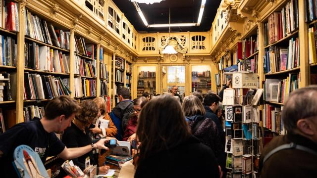 Interior de la Librería Sant Jordi, llena de gente