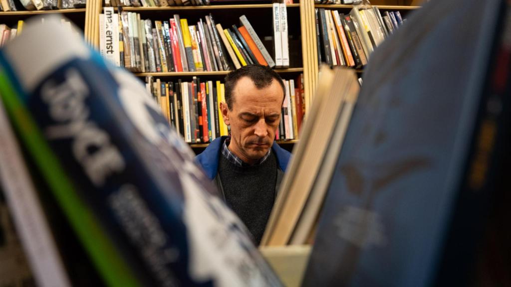 Un cliente comprando en la librería Sant Jordi en una imagen de archivo