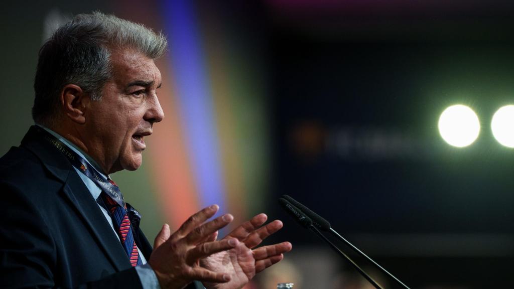 Joan Laporta da un discurso en la asamblea extraordinaria para aprobar el contrato con Nike