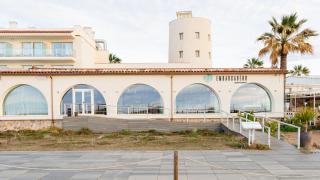 Exterior de Embarcadero, restaurante especializado en arroces de Castelldefels