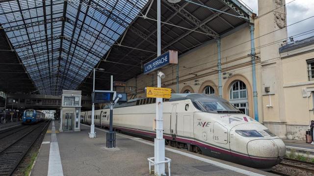 Un AVE de Renfe en una estación de Francia de Barcelona en una imagen de archivo