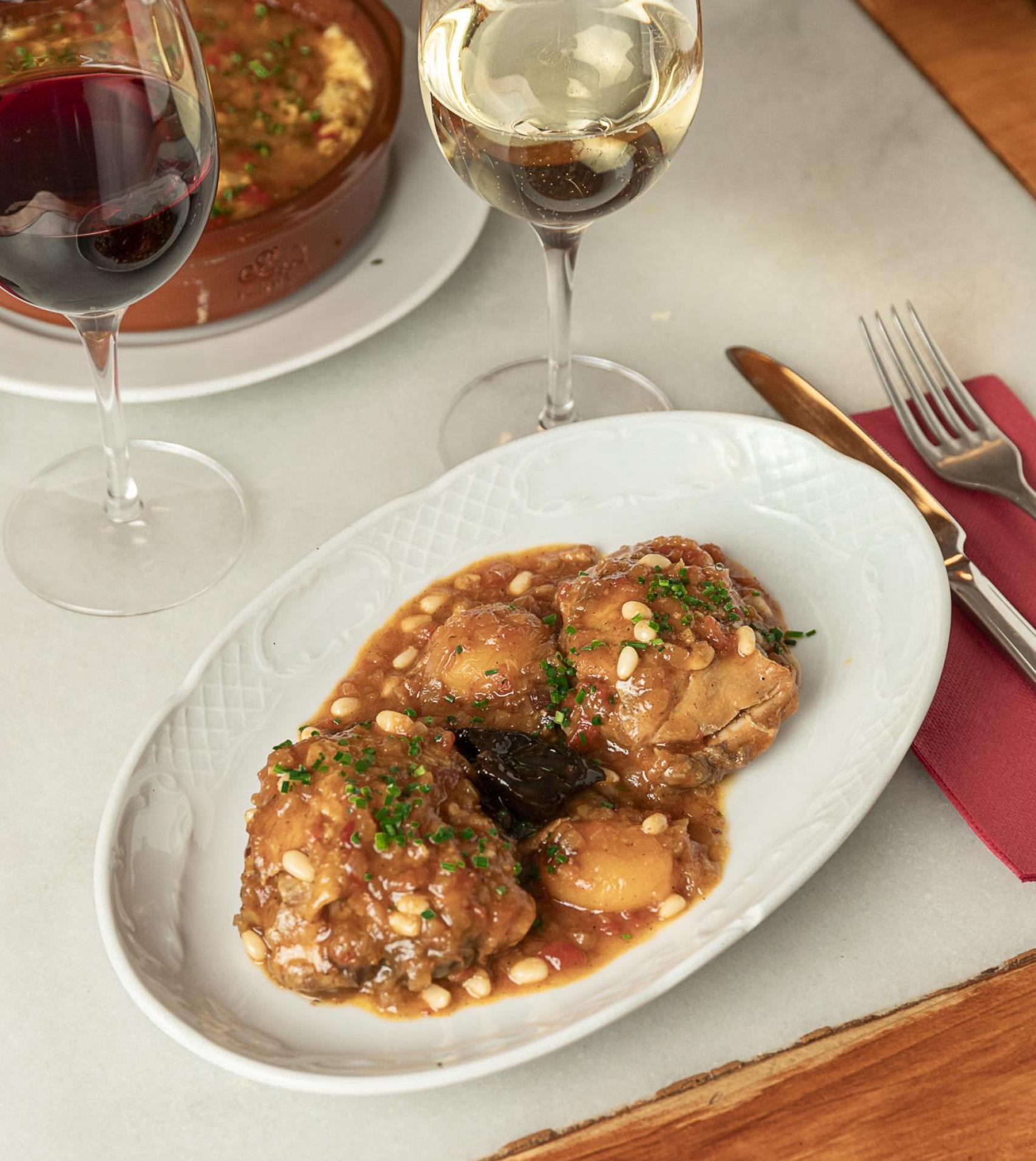 Pollastre a la catalana del Bar Muy Buenas, icona modernista al barri del Raval