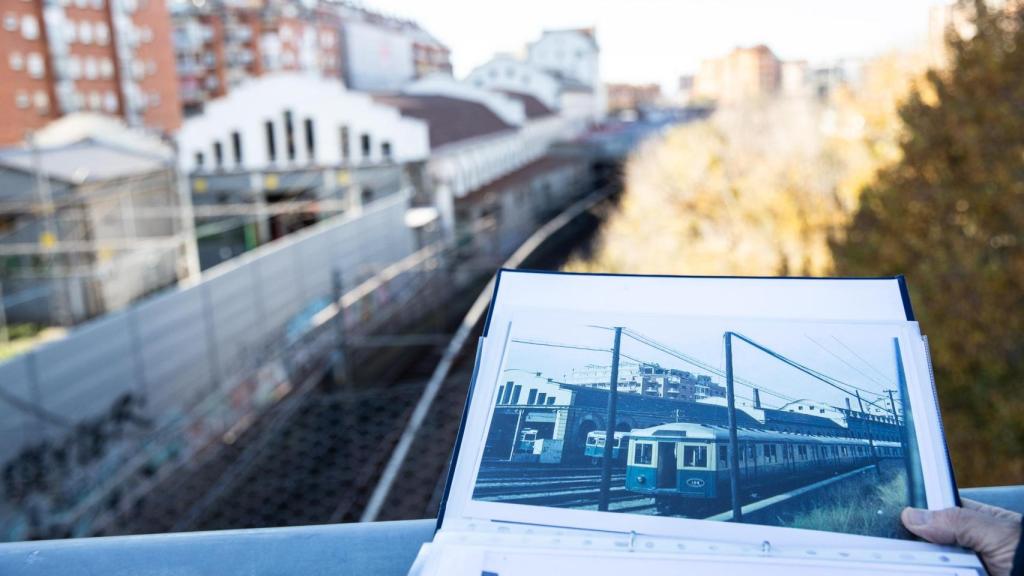 Comparativa del metro antic amb l'actual en un llibre de fotografies de Ramón Carbó