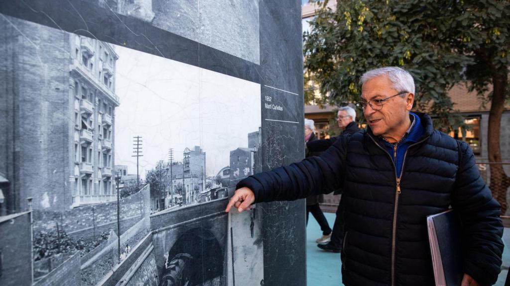 Ramón Carbó, ex treballador del metro, assenyala un dels primers trens al memorial del barri de Santa Eulàlia