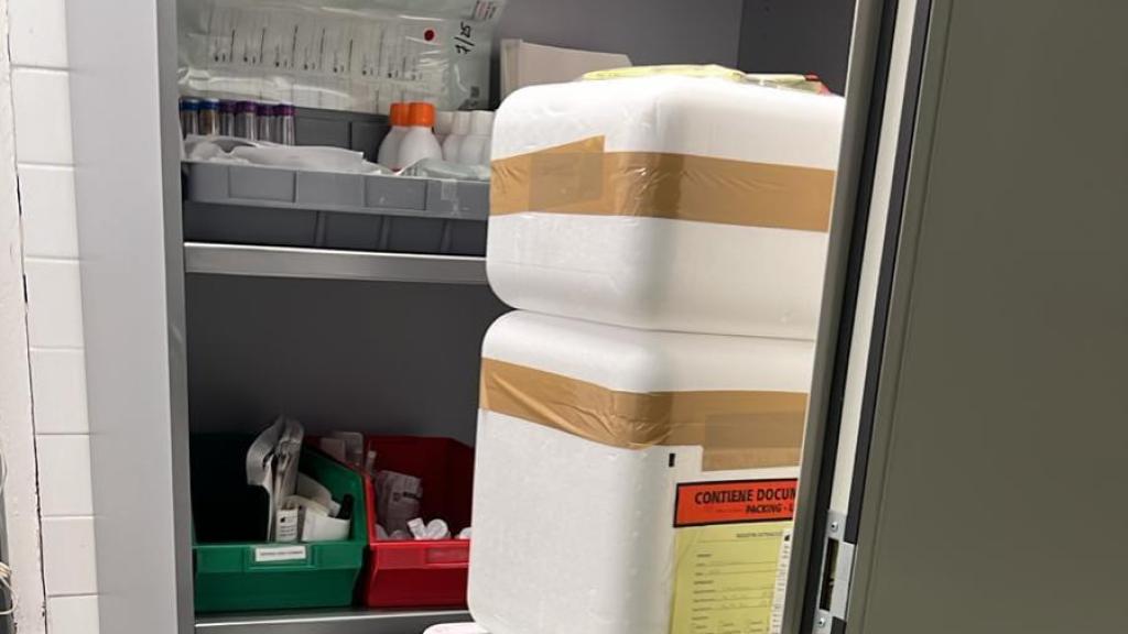 Contenidors de teixits apilats a l'Hospital Clínic de Barcelona