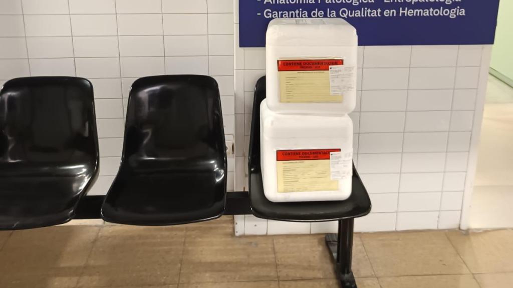 Neveres amb teixits apilats en un passadís