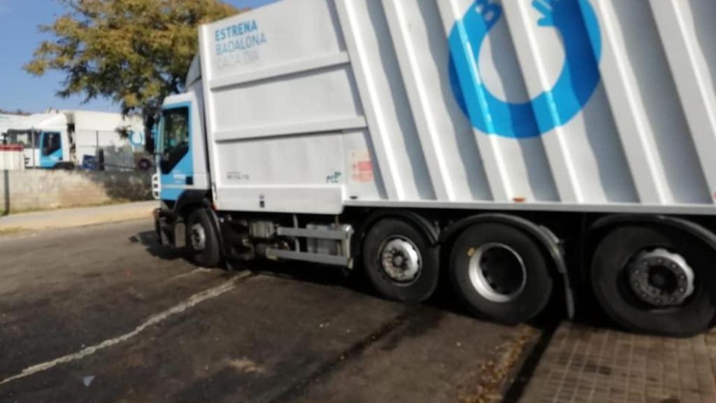 Un camió d'escombraries a la 'deixalleria' municipal