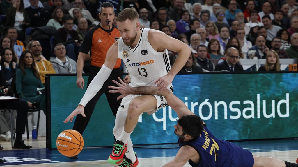 Álex Abrines comete falta sobre Dzanan Musa en el clásico de basket Barça-Real Madrid
