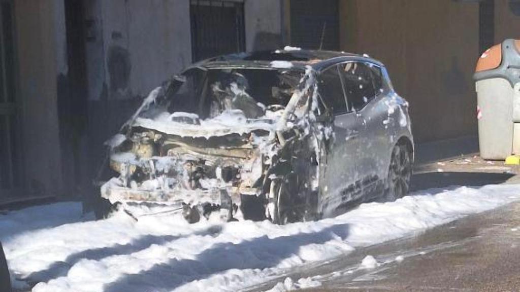 Cotxe calcinat al carrer Santiago de Badalona