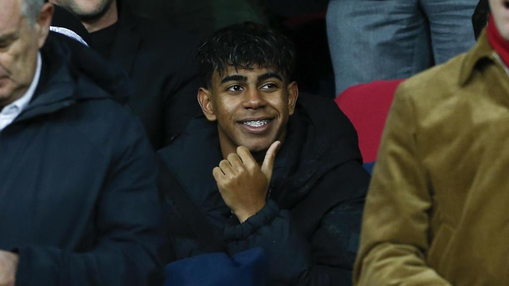 Lamine Yamal en el palco de Montjuïc durante el Barça-Atlético