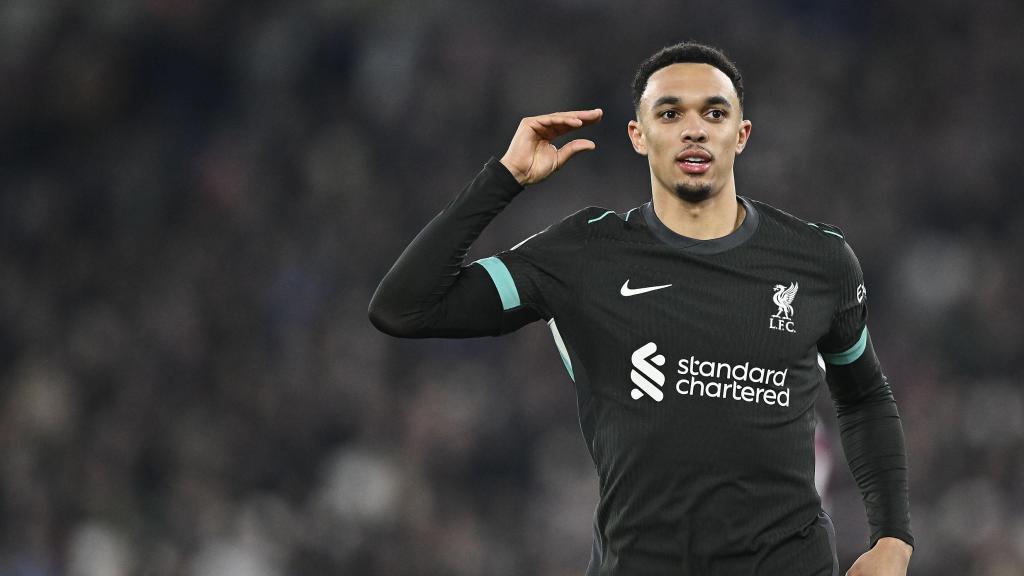 Alexander-Arnold celebra un gol llevándose la mano a la oreja, frente a los incesantes rumores que lo relacionan con el Real Madrid