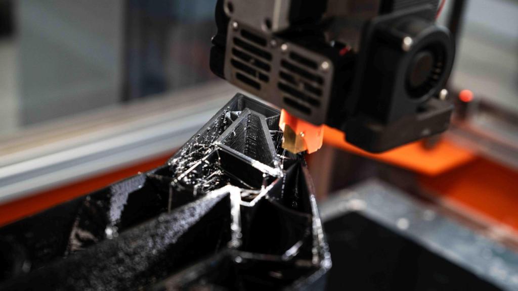 Una impressora 3D de Newsfender crea una peça d'un vaixell