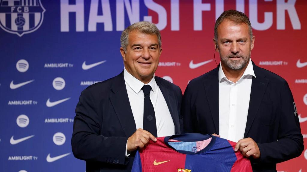Joan Laporta, junto a Hansi Flick, en la presentación del entrenador alemán con el Barça