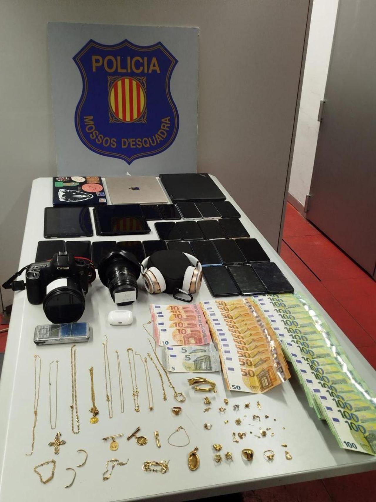Objectes recuperats pels Mossos després de la detenció de dos homes en un hostal de l'Eixample