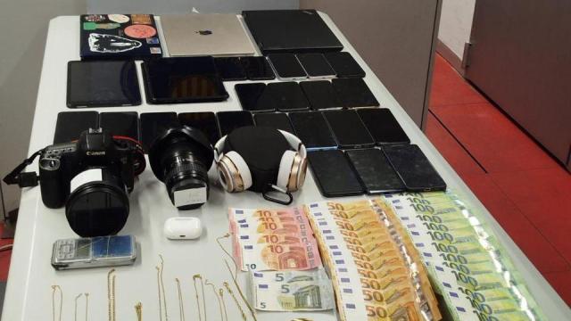 Objetos recuperados por los Mossos tras la detención de dos hombres en un hostal del Eixample