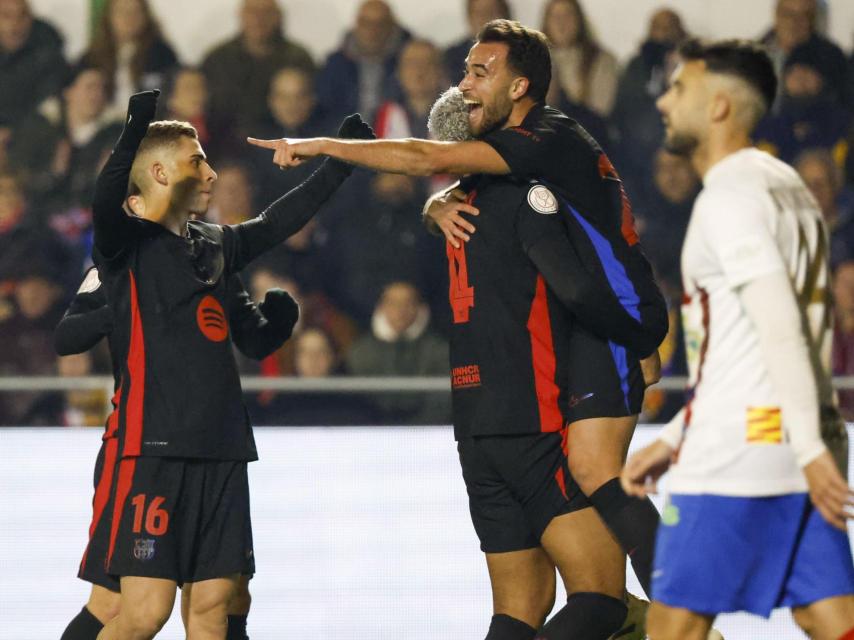Éric García abraza a Ronald Araujo tras marcar al Barbastro