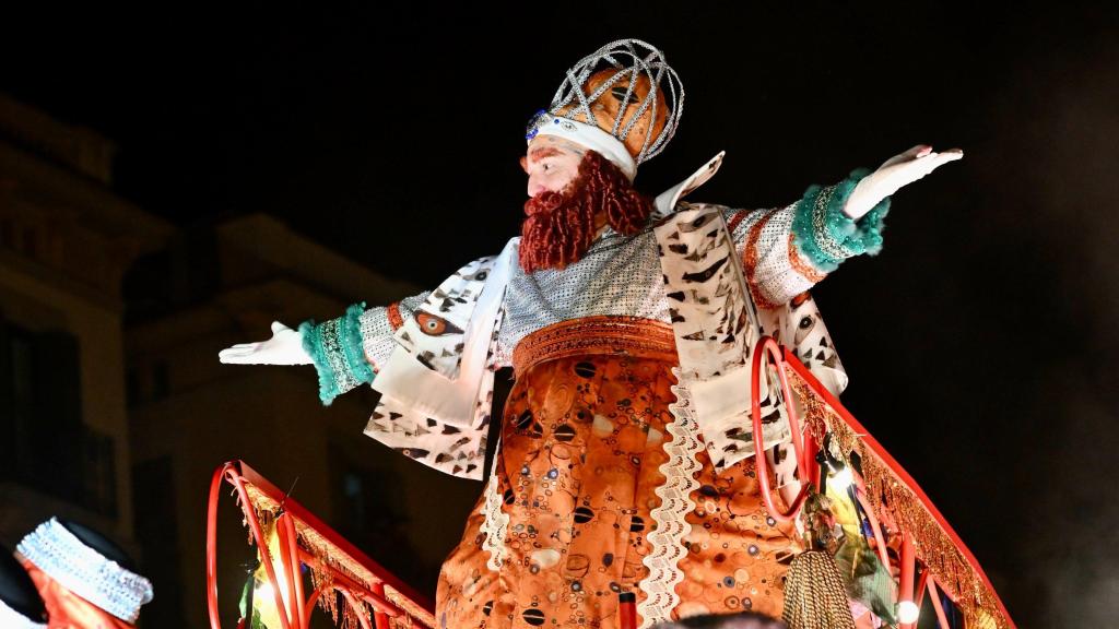 El rei Gaspar sobre el seu carro a la cavalcada de Barcelona 2025