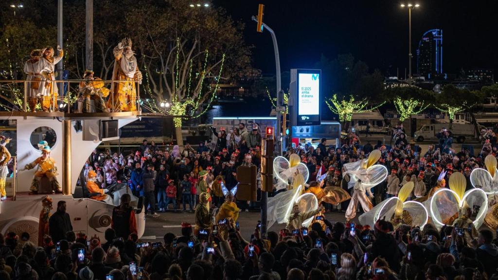 Carrosses durant la Cavalcada dels Reis Mags a Barcelona