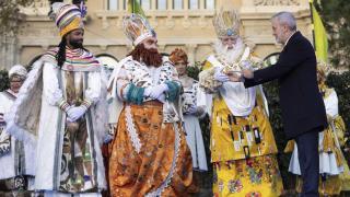 Sus majestades los Reyes Magos de Oriente son recibidos por el alcalde de la ciudad, Jaume Collboni (d), este domingo para la tradicional cabalgata de Reyes 2025 en Barcelona