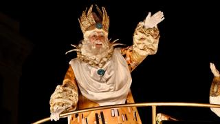 El rey Melchor sobre su carroza en la cabalgata de Barcelona 2025