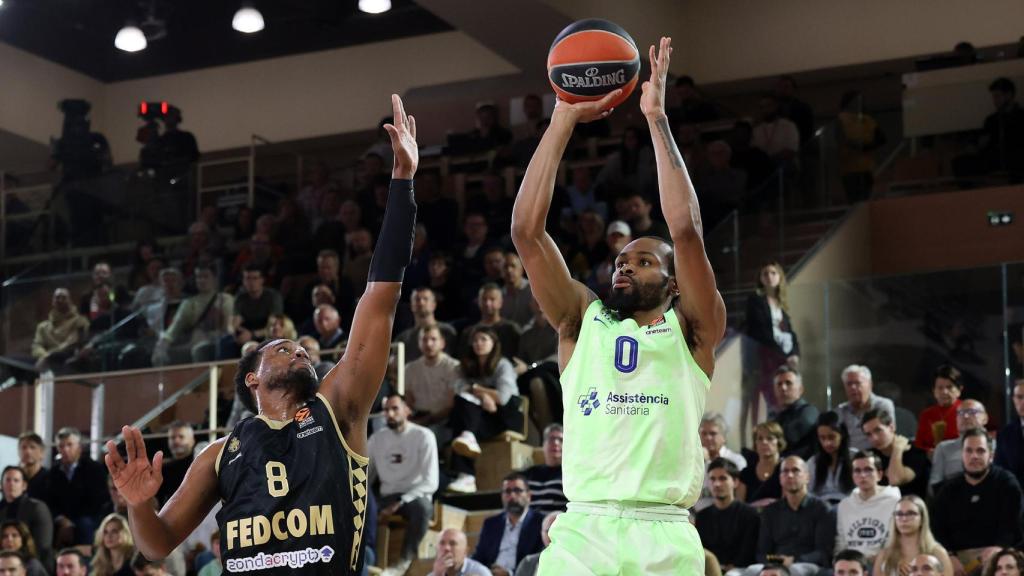 Kevin Punter anota un triple en la cara de Jordan Loyd durante el Mónaco-Barça
