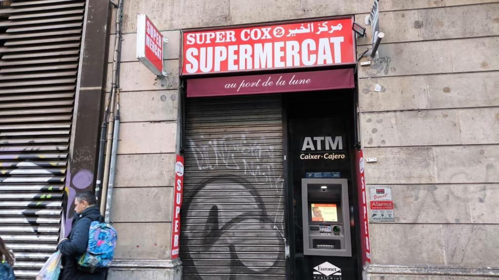 Supermercat precintat al carrer Pau Clarís